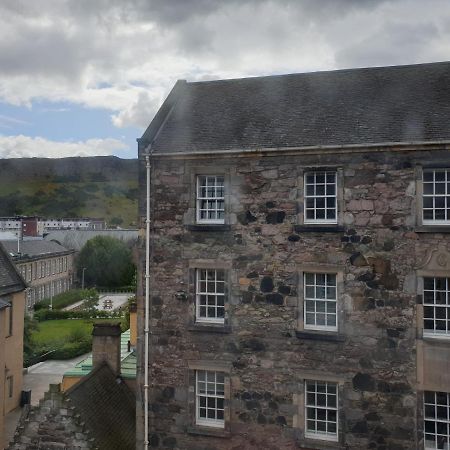 Appartamento Canongate - Spacious And Historic 2 Bed Flat On Royal Mile Edimburgo Esterno foto