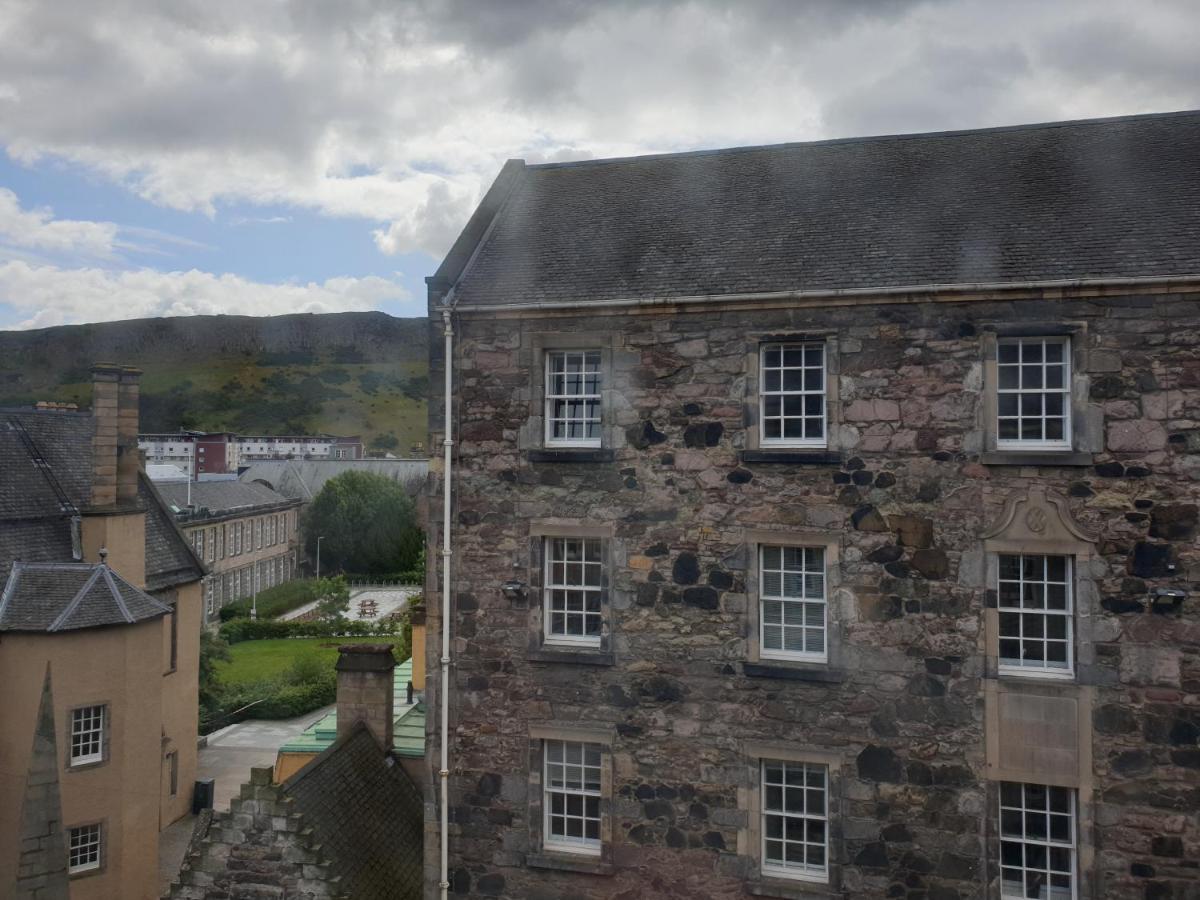 Appartamento Canongate - Spacious And Historic 2 Bed Flat On Royal Mile Edimburgo Esterno foto